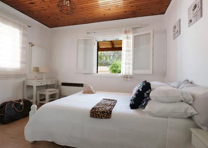 Zervou House North Corfu בית נופש Loútsai
